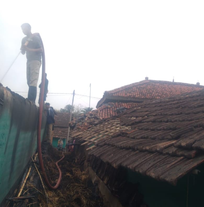 घर में आग लगने से घर जलकर राख में तब्दील