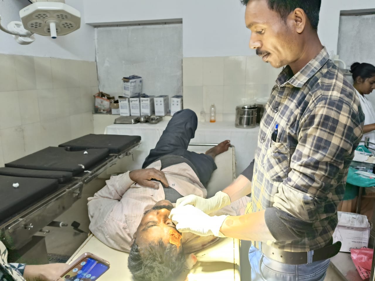 मोटरसाइकिल चालक अनियंत्रित होकर रोड किनारे गड्डा में जा गिरा और गंभीर रूप से घायल