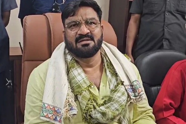 मंत्री हफीजुल हसन का मोबाइल स्पीकर ने किया जब्त