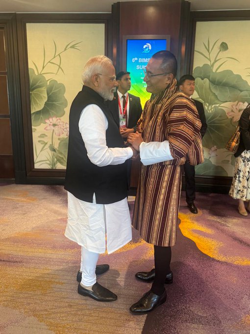 बैंकॉक में बिम्सटेक शिखर सम्मेलन: पीएम मोदी और भूटान के पीएम शेरिंग तोबगे की मुलाकात, क्षेत्रीय सहयोग पर हुई चर्चा