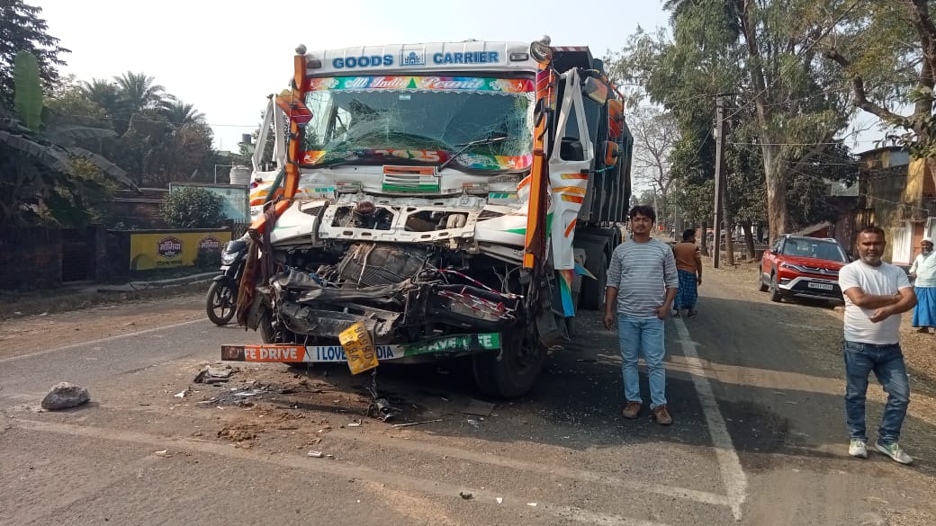 दो हाइवा की टक्कर