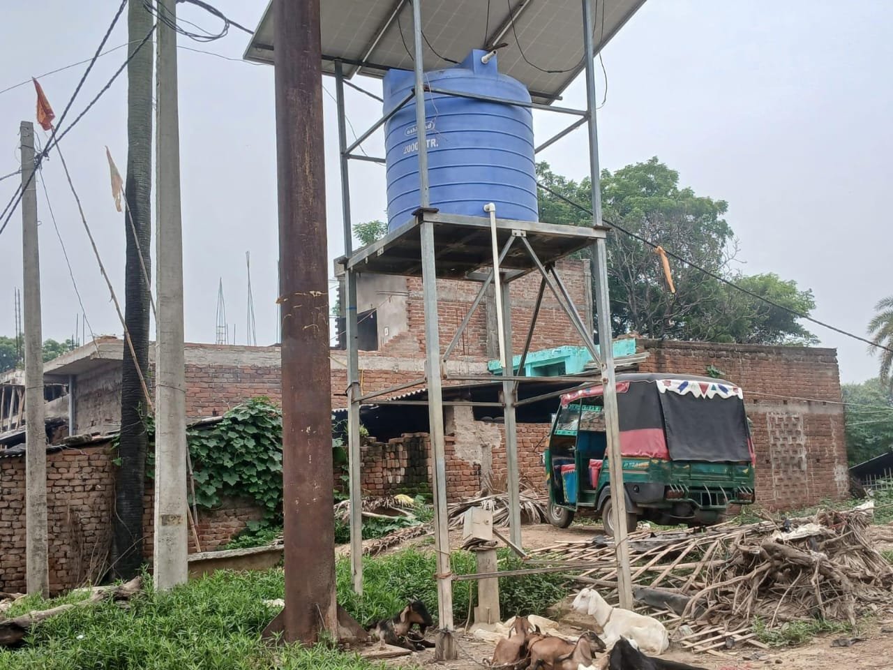 महागामा में वर्षों से बंद पड़ा सोलर जलमीनार, अब बकरी बांधने का बना सहारा; ग्रामीणों ने की मरम्मत की मांग