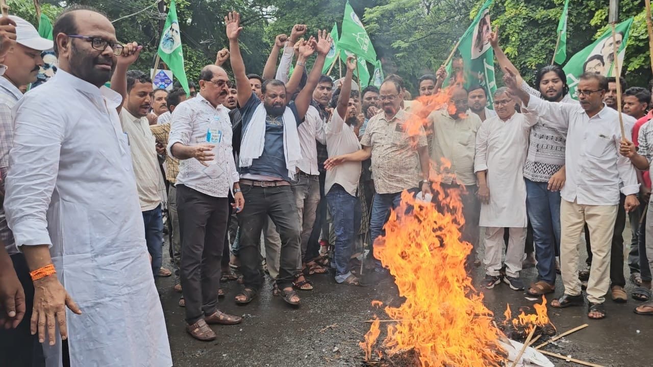 पाकुड़ में छात्रों पर लाठीचार्ज के विरोध में झामुमो का आक्रोश मार्च, केंद्र सरकार का पुतला दहन