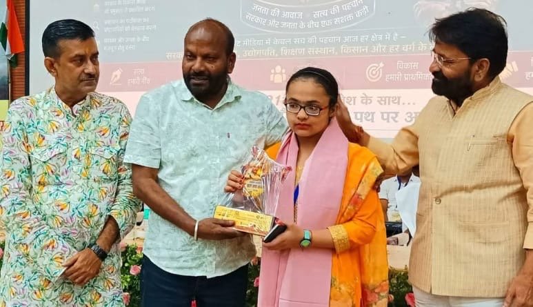 सहरसा की बेटी शांभवी झा ने पटना में बिखेरा गायन का जादू, ‘केवल सच सम्मान 2026’ में हुई सम्मानित