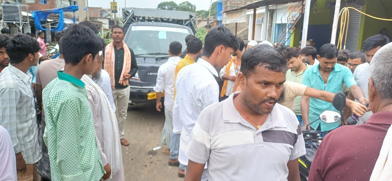 बसंतराय में पाइप लोड पिकअप और बाइक की आमने-सामने टक्कर, युवक गंभीर रूप से घायल