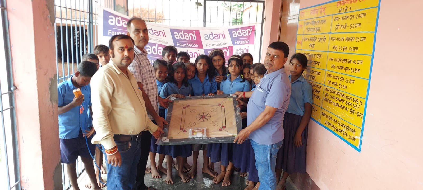 अदाणी फाउंडेशन ने स्कूली बच्चों को बांटी खेल सामग्री