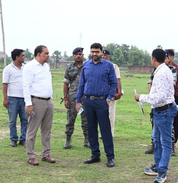 जनहितकारी योजनाओं के लिए रामनगर और बरमसिया में भूमि तलाशने पहुंचे डीसी लोकेश मिश्रा