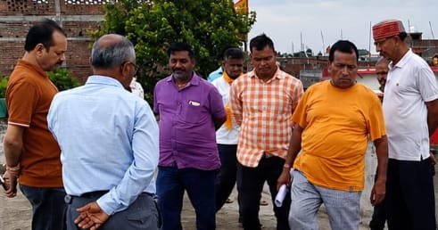 भागलपुर: अकबरनगर के कन्या मध्य विद्यालय में भवन निर्माण में देरी, जेई ने संवेदक को लगाई फटकार
