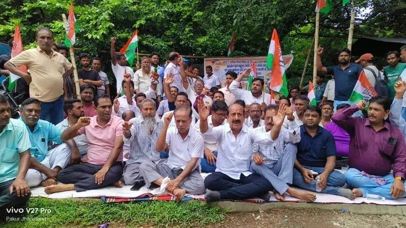 पाकुड़ में कांग्रेस का धरना: NEET पेपर लीक और छात्रों पर कार्रवाई के विरोध में प्रदर्शन