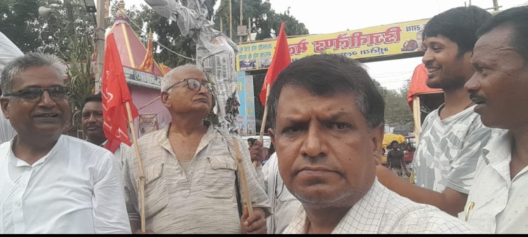 लखीसराय में सीपीएम ने शिक्षा मंत्री धर्मेंद्र प्रधान का फूंका पुतला, इस्तीफे की मांग